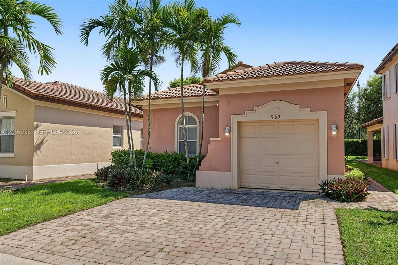 3 bed, 2.0 bath, 1262 sqft, $2,500 — Photo 1