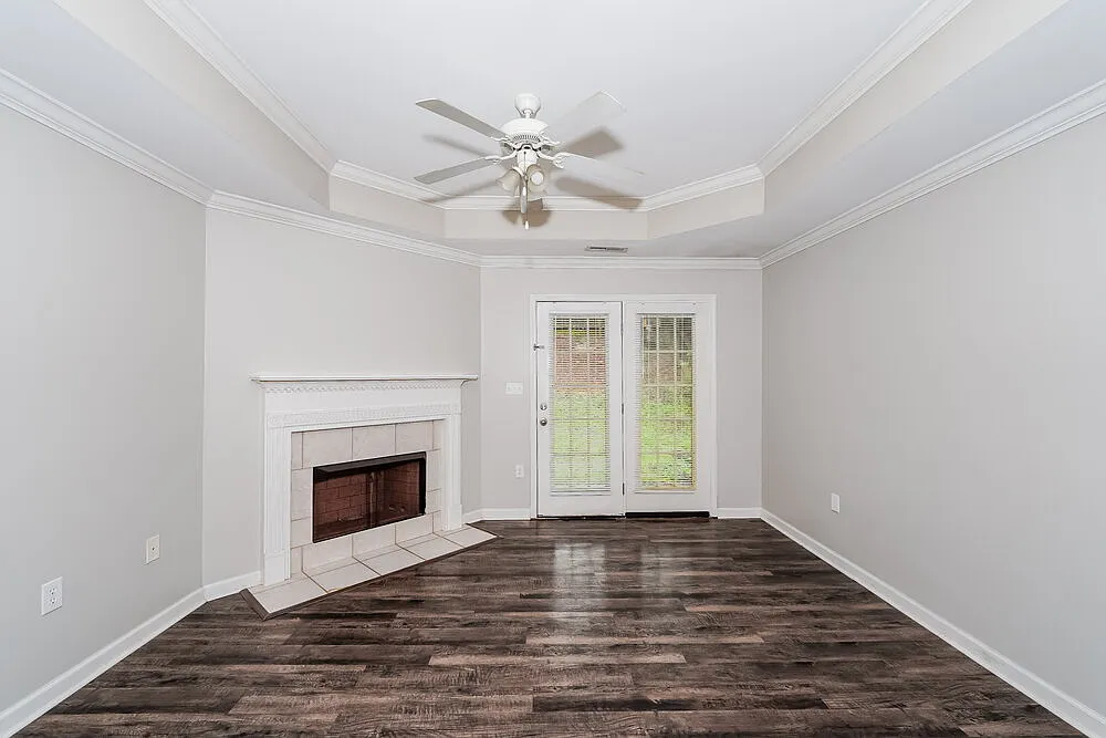 3 bed, 2.0 bath, 1214 sqft, $2,330 — Photo 4