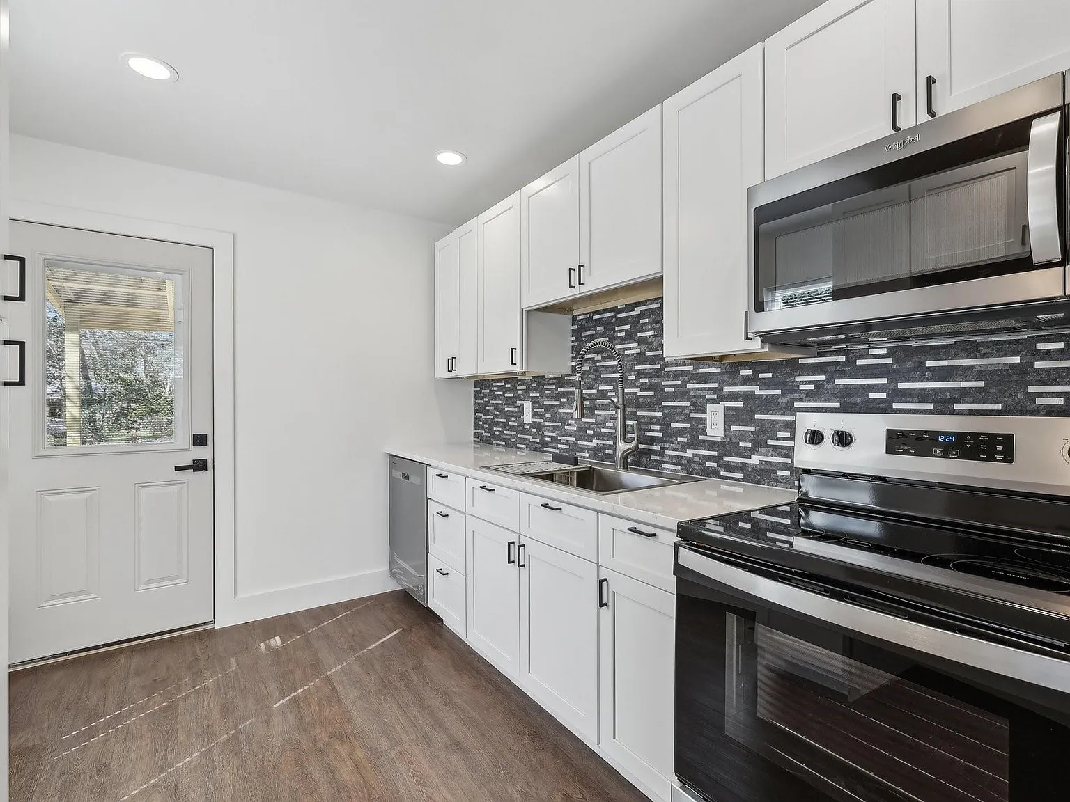 2 bed, 1.0 bath, 520 sqft, $1,395 — Photo 2