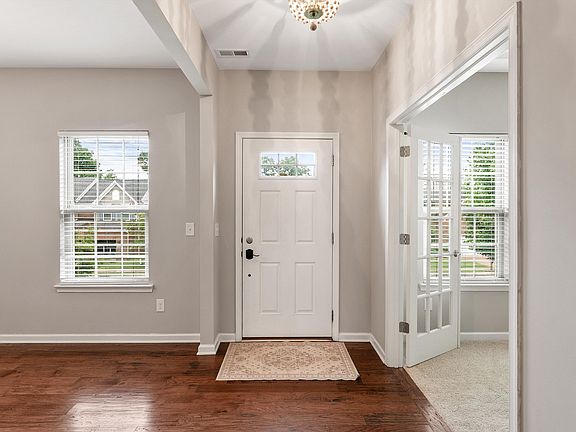 3rd image of 610 Stonebridge Ln