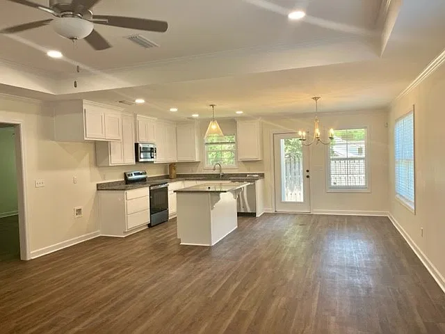 3 bed, 1808 sqft, $1,900 — Photo 2