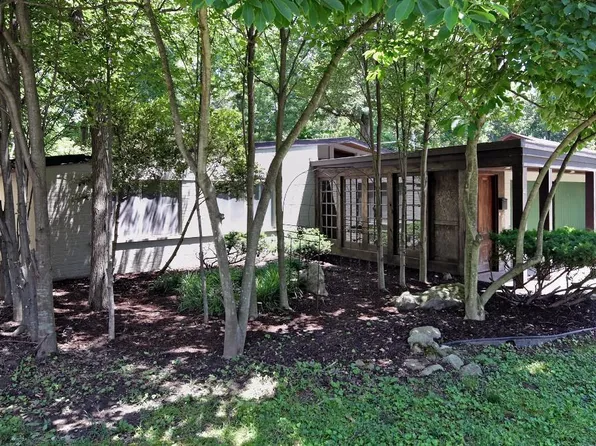 44 Magnolia Dr, Saint Louis, MO 63124