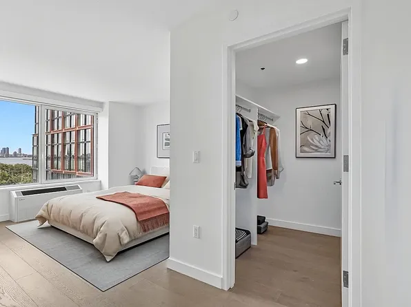 15 Bridge Park Dr, Brooklyn, NY