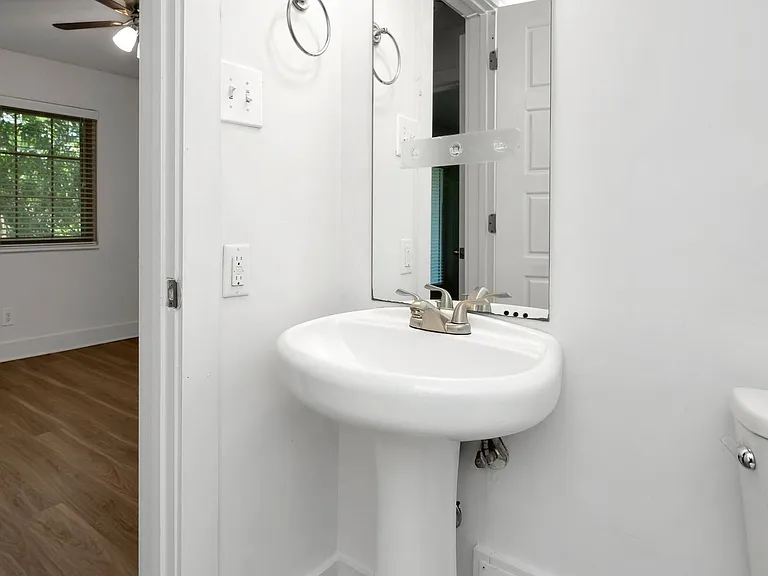 Towncrest Apartments — Photo 4