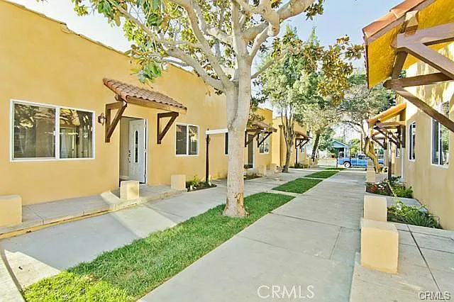 Building Photo - 626 W 59th Pl