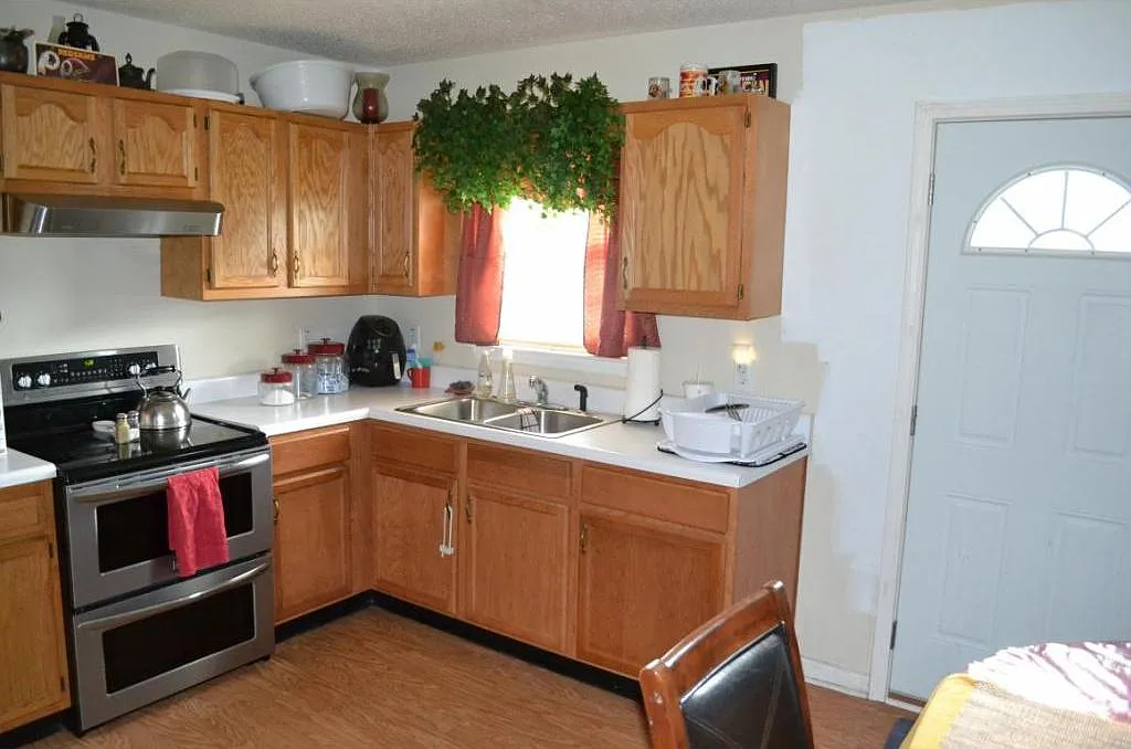 908 Rauhut St — Photo 3