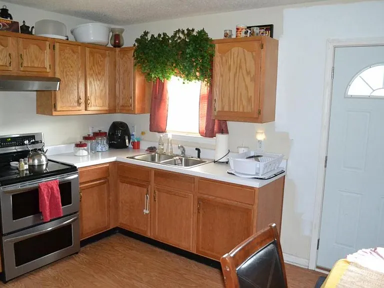 908 Rauhut St — Photo 3