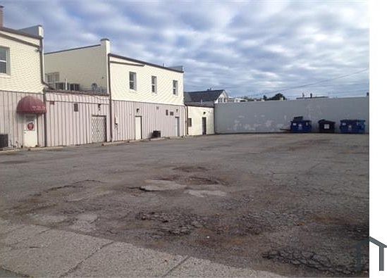 3rd image of 810 E Erie Ave #Up
