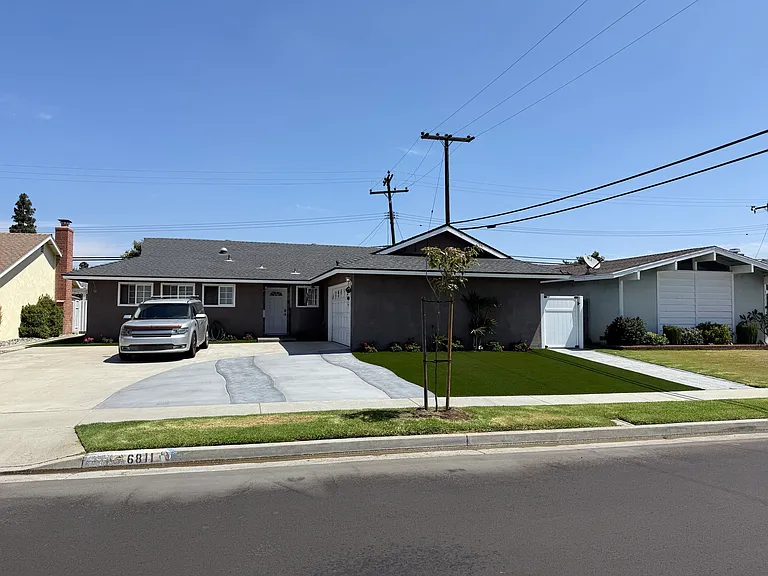 6811 Oxford Dr — Photo 2