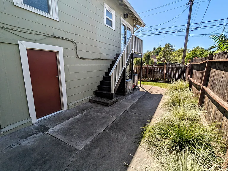 Private, fenced backyard with private, lockable entrance gate. Easy bike access!