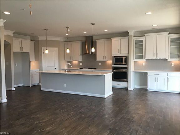 Chef's Kitchen with Quartz countertops & SS gas appliances