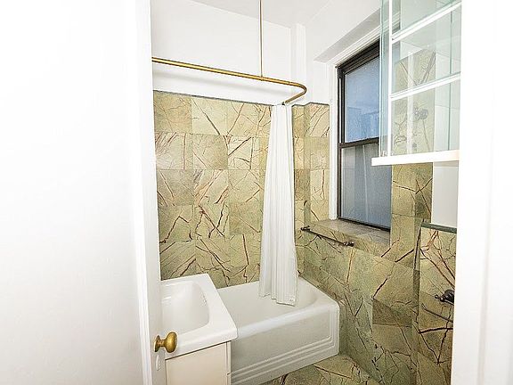 3rd image of 205 W 54th St APT 4C