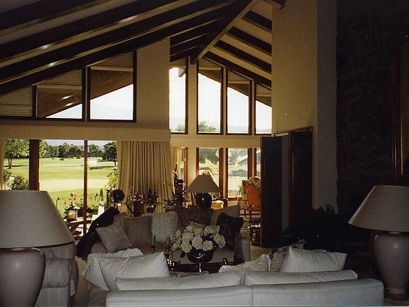 Livingroom view to golf course