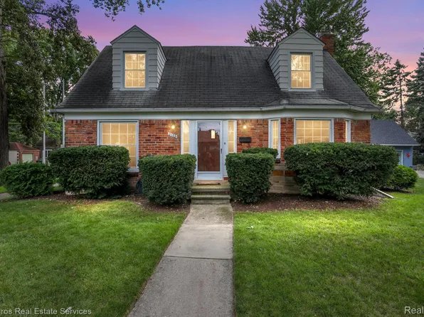 2105 Roslyn Rd, Grosse Pointe Woods, MI 48236