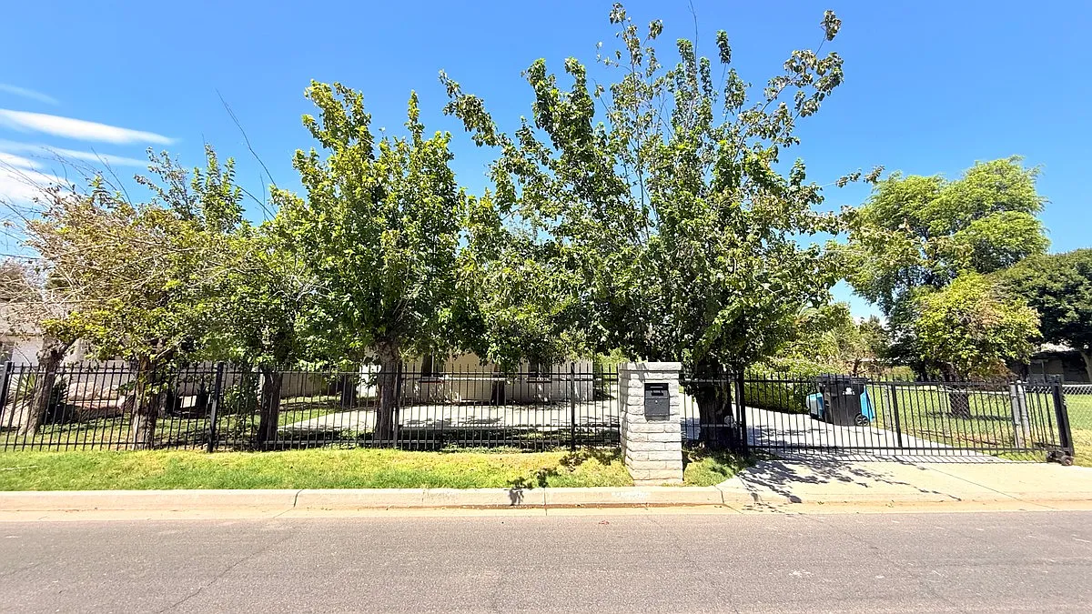 3 bed, 2.0 bath, 1320 sqft, $2,085 — Photo 1