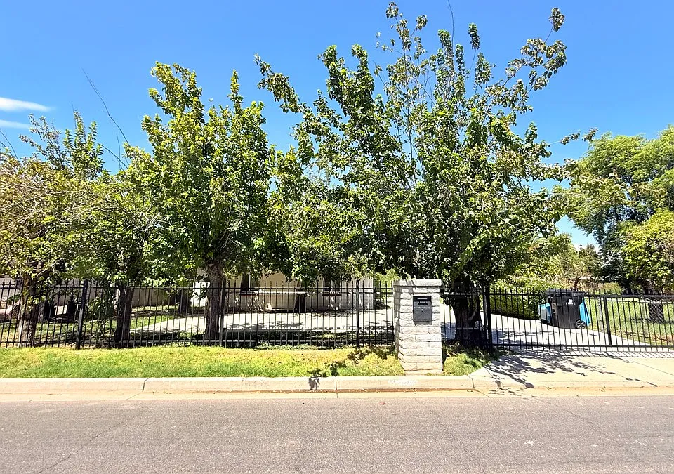 2626 W Vista Ave