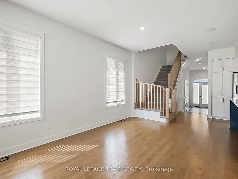 799 Cairn Cres — Photo 23