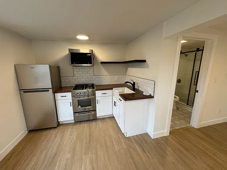 877 Hyperion Ave #879-1/2 — Photo 3