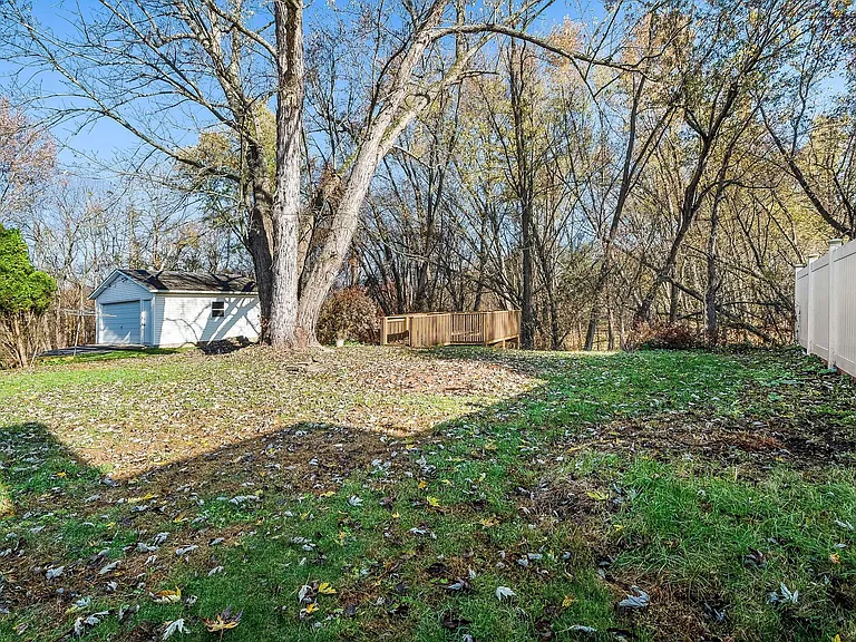 111 W Pettebone St — Photo 16