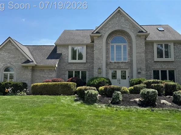1919 Rolling Woods Dr, Troy, MI 48098