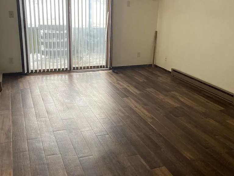 Immaculate Updated 1 and 2 Bedrooms with 1 Bath — Photo 33