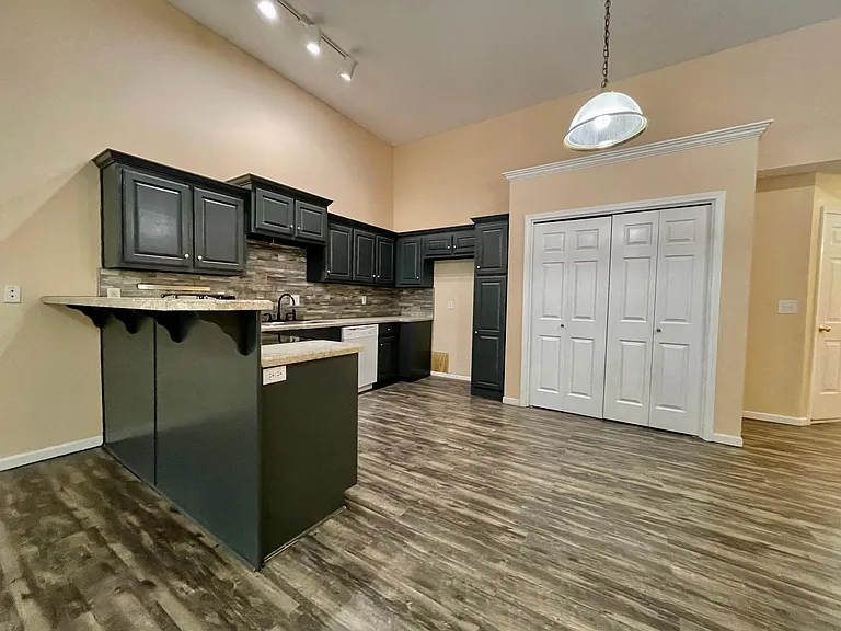 1805 Glenn Hendren Dr — Photo 8