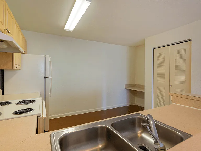 Wellesley Apartments — Photo 20
