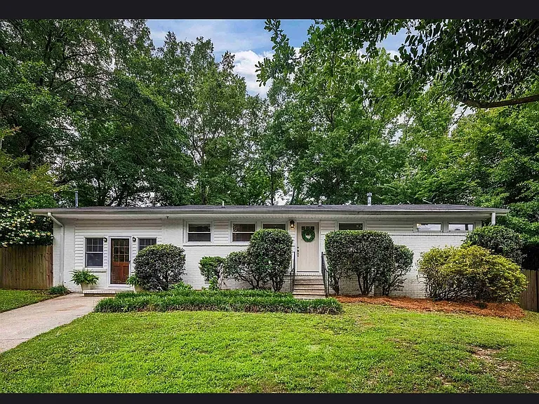 660 Bourbon Cir — Photo 1