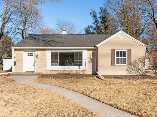 845 Oakwood Ave, Oconomowoc, WI 53066