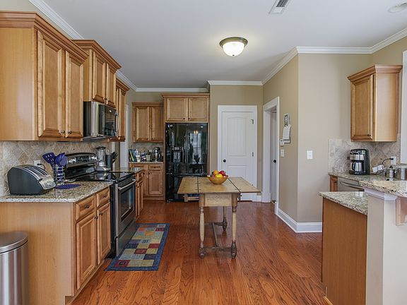 4th image of 335 Stillwood Dr