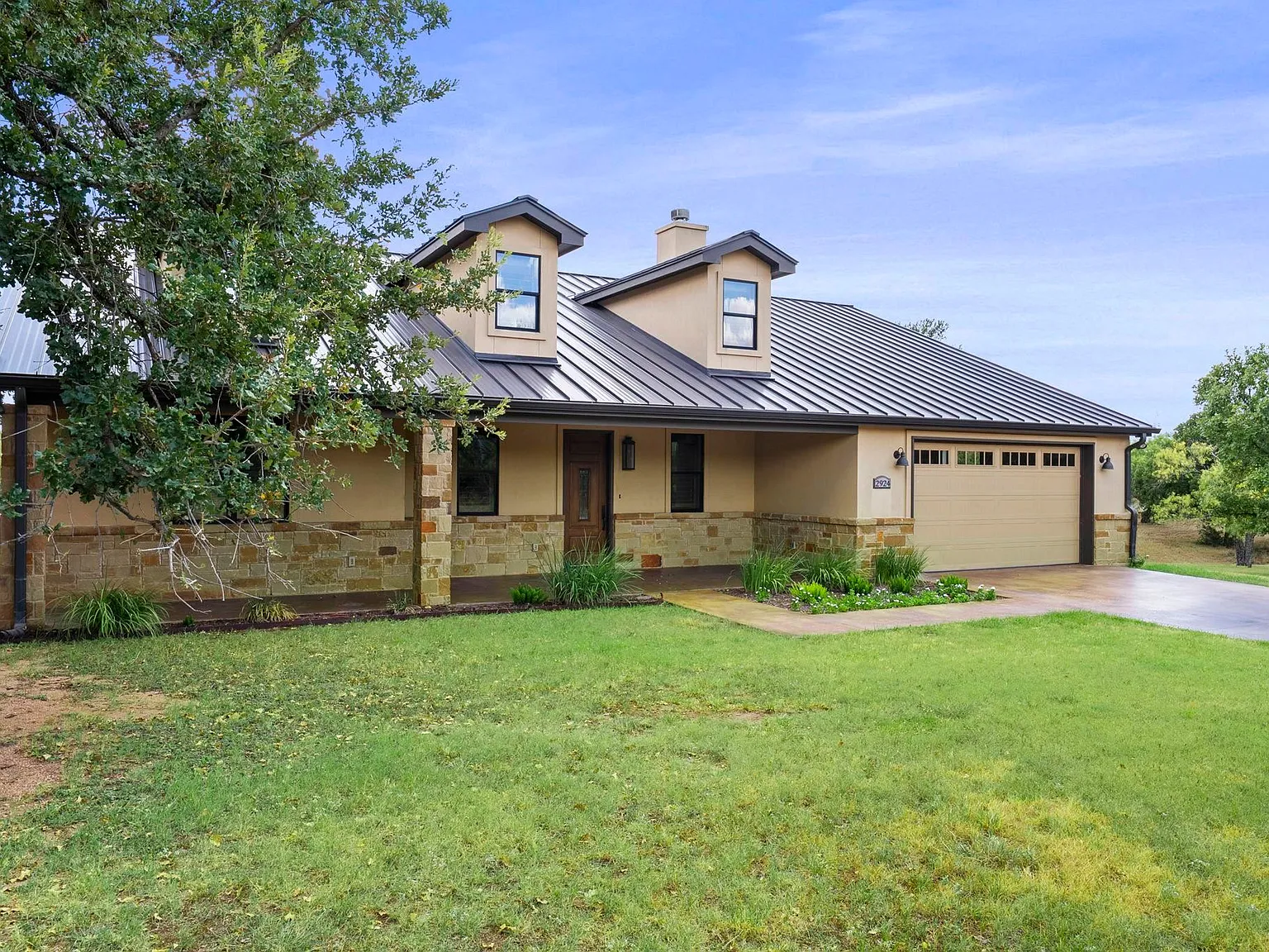 4 bed, 3.5 bath, 2064 sqft, $3,800 — Photo 2