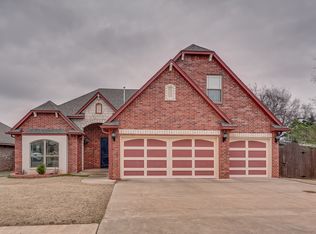 2900 Brookstone Ct, Moore, OK 73160