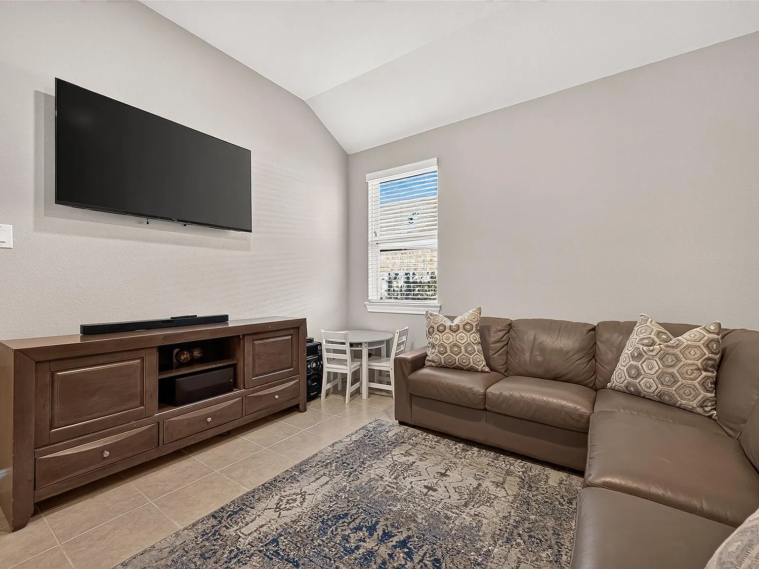 3 bed, 2312 sqft, $2,600 — Photo 4