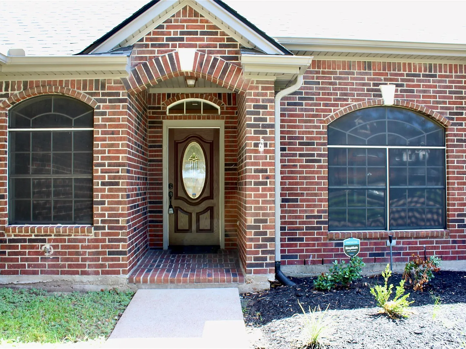 3 bed, 3.0 bath, 2003 sqft, $2,200 — Photo 2