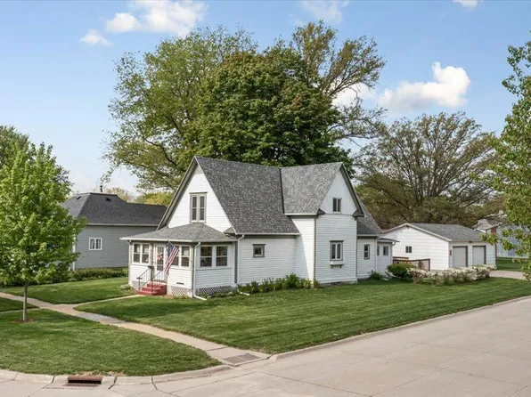 809 Weare St, Woodbine, IA 51579