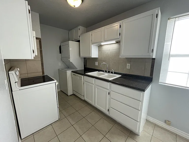 1103 NW Carroll Dr — Photo 4