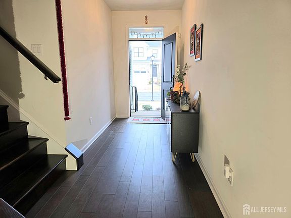 4th image of 27 Wisteria Ct