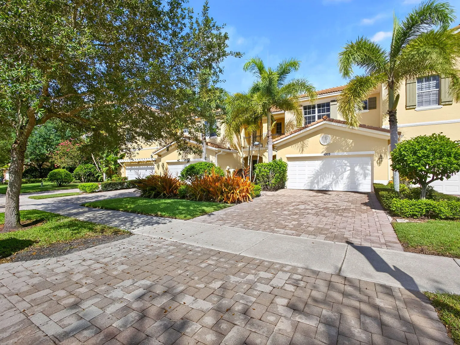 3 bed, 3.0 bath, 2180 sqft, $4,500 — Photo 3