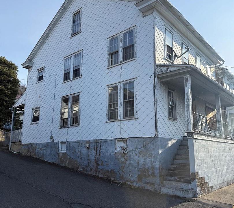 2nd image of 619 E Packer St