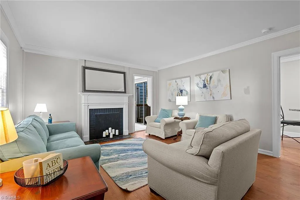 4 bed, 2.0 bath, 1365 sqft, $2,500 — Photo 2