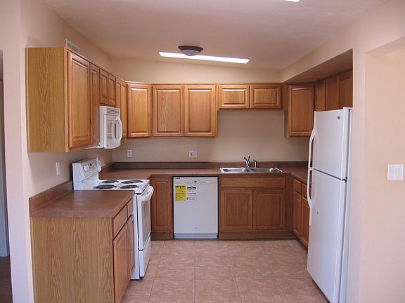 Brand new kitchen w/upgraded appliances.