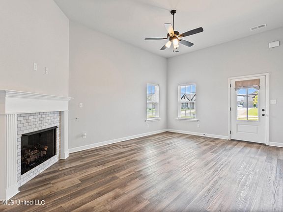 4th image of 2570 Dela Dr