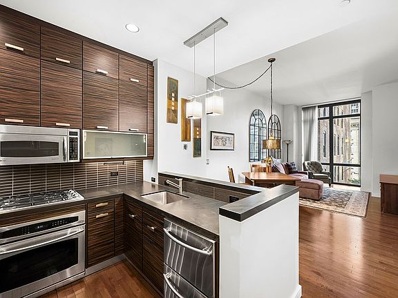 3rd image of 101 W 24th St APT 6A