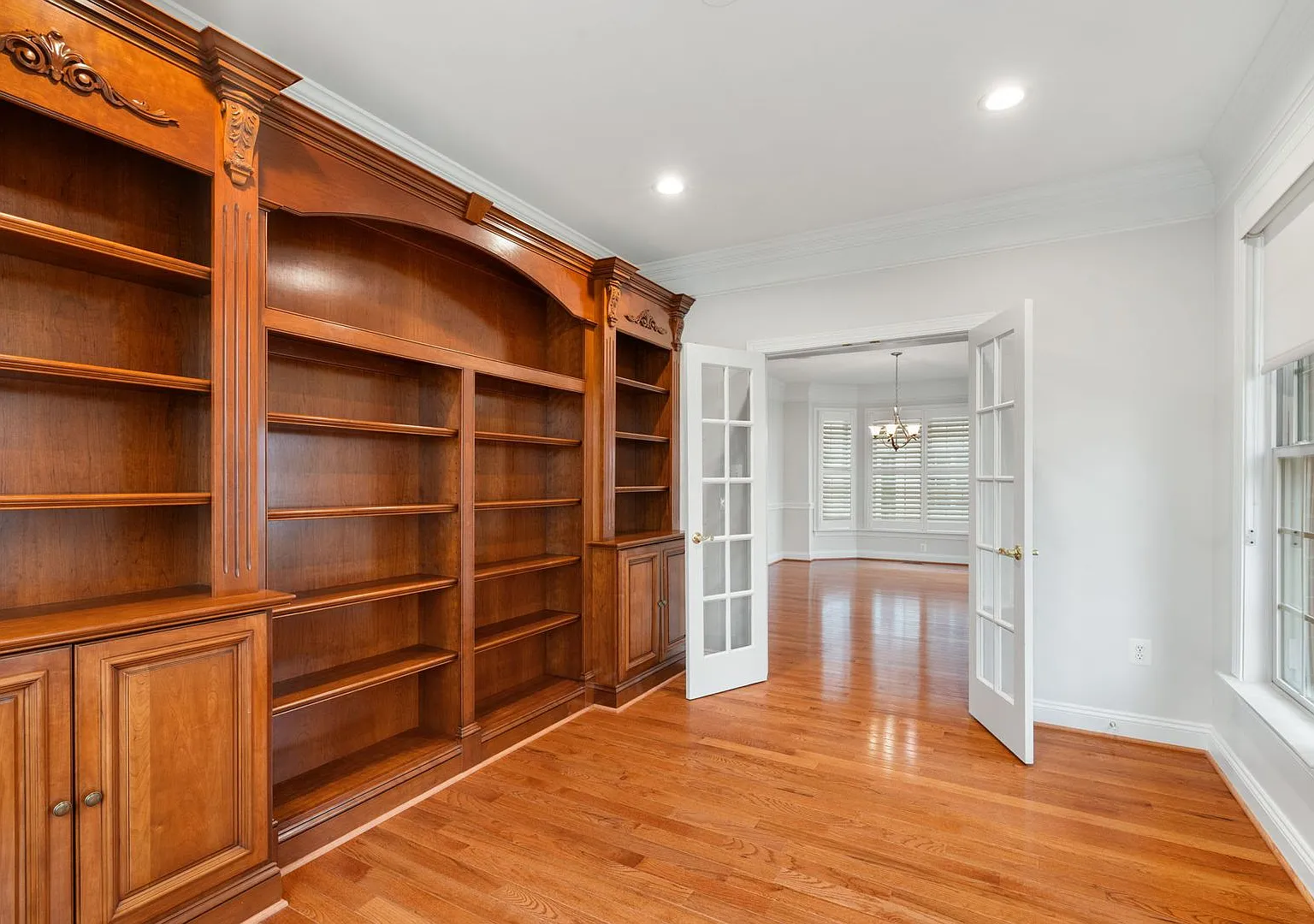 Stunning 4 level detached home close to the Mosaic District in Fairfax! — Photo 4
