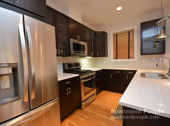 2nd image of 1618 N Oakley Ave #1