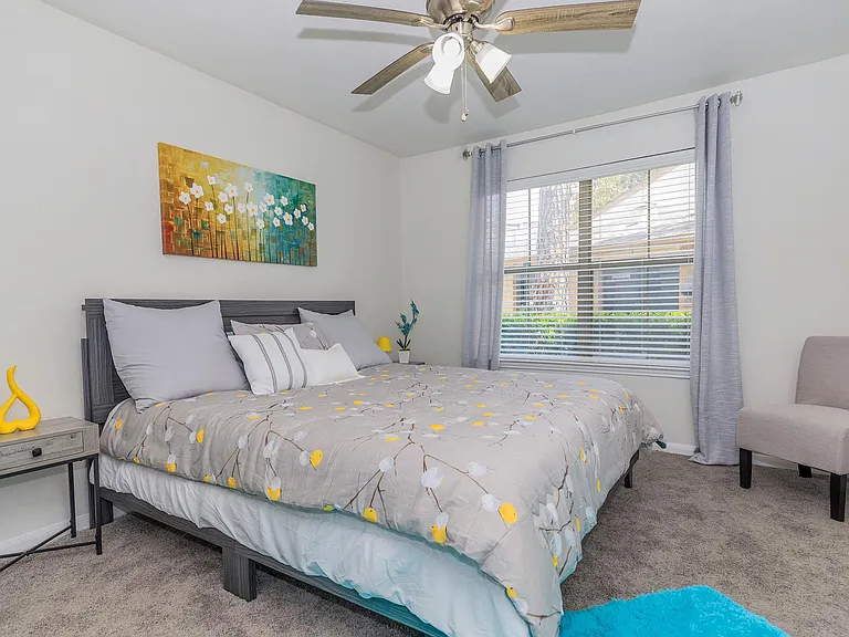 HollyView Apartments — Photo 16