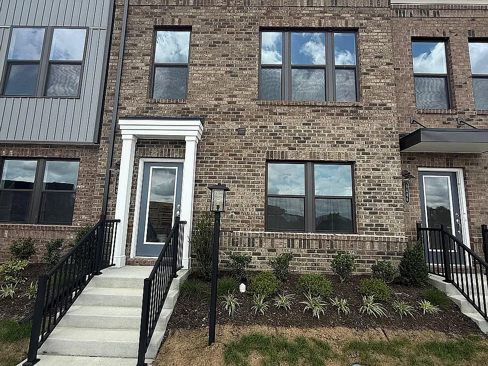 4 bed, 1943 sqft, $2,690 — Photo 2