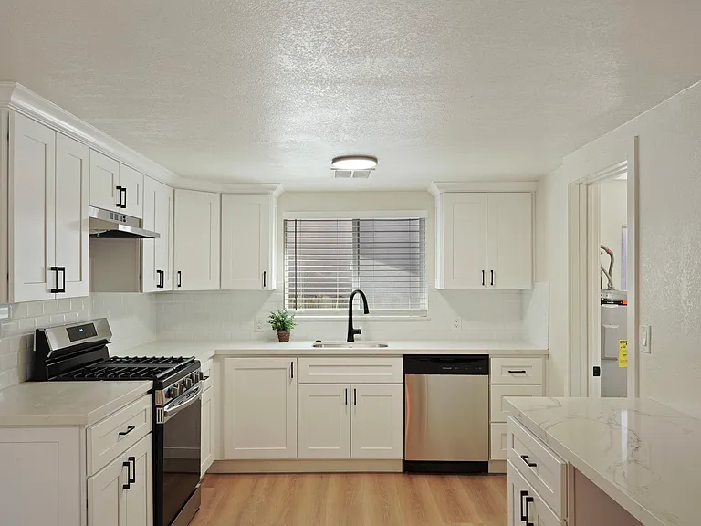 522 S Lincoln Way — Photo 5