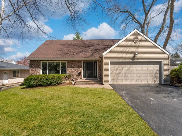 121 N Glendale Ave, Barrington, IL 60010