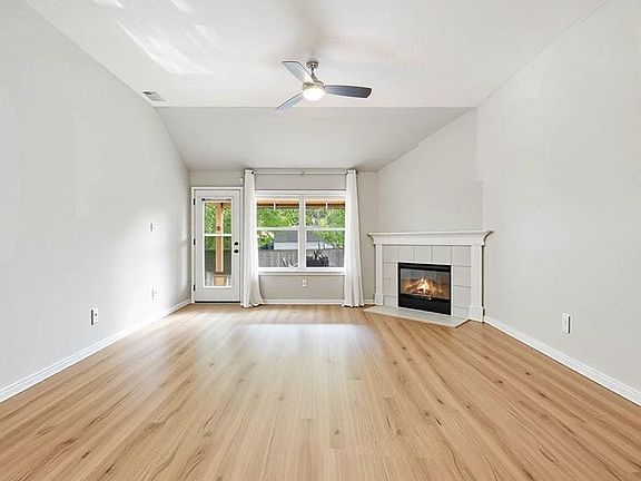4th image of 1201 Ridgewood Dr